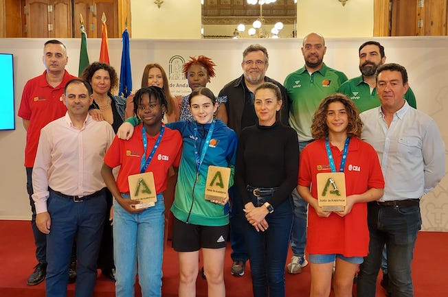 Las campeonas de España con la Selección andaluza femenina Mini de baloncesto fueron recibidas por la delegada del Gobierno