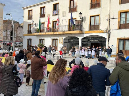 Los niños de Olula amasan la fiesta de los roscos￼